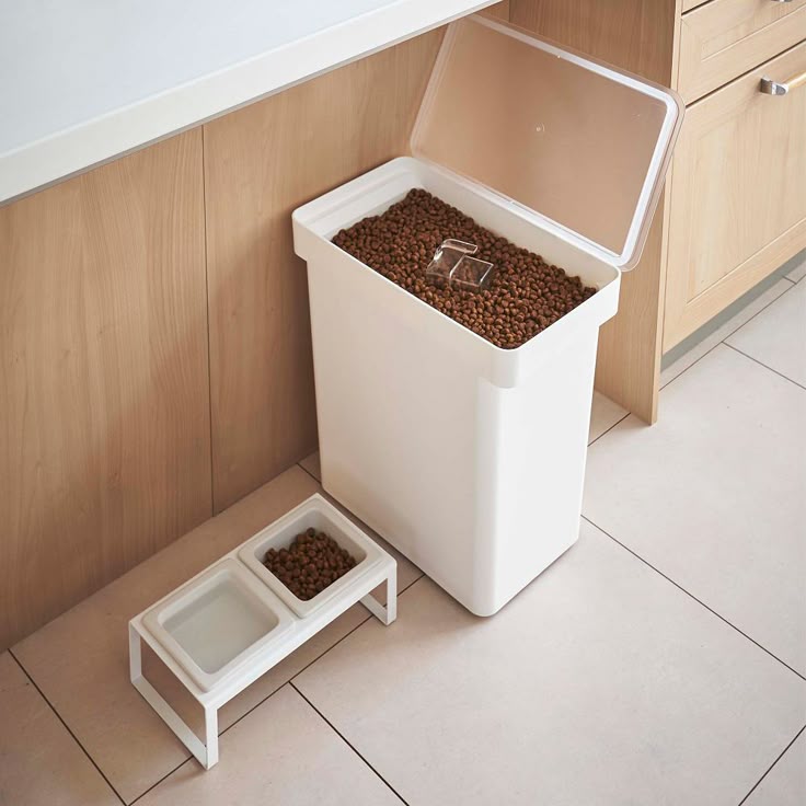Dog kibble container